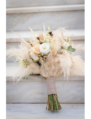 Ανθοδέσμη με τριαντάφυλλα και pampas grass σε λευκό και σομόν