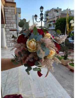 Ανθοδέσμη με τριαντάφυλλα και pampas grass.