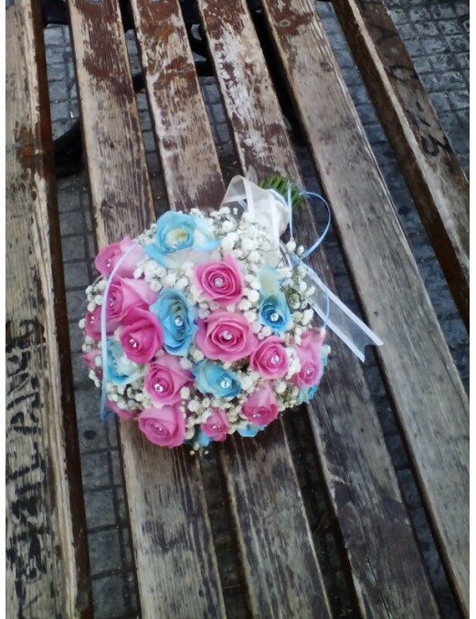 Ανθοδέσμη με λευκά και γαλάζια τριαντάφυλλα με στρας
